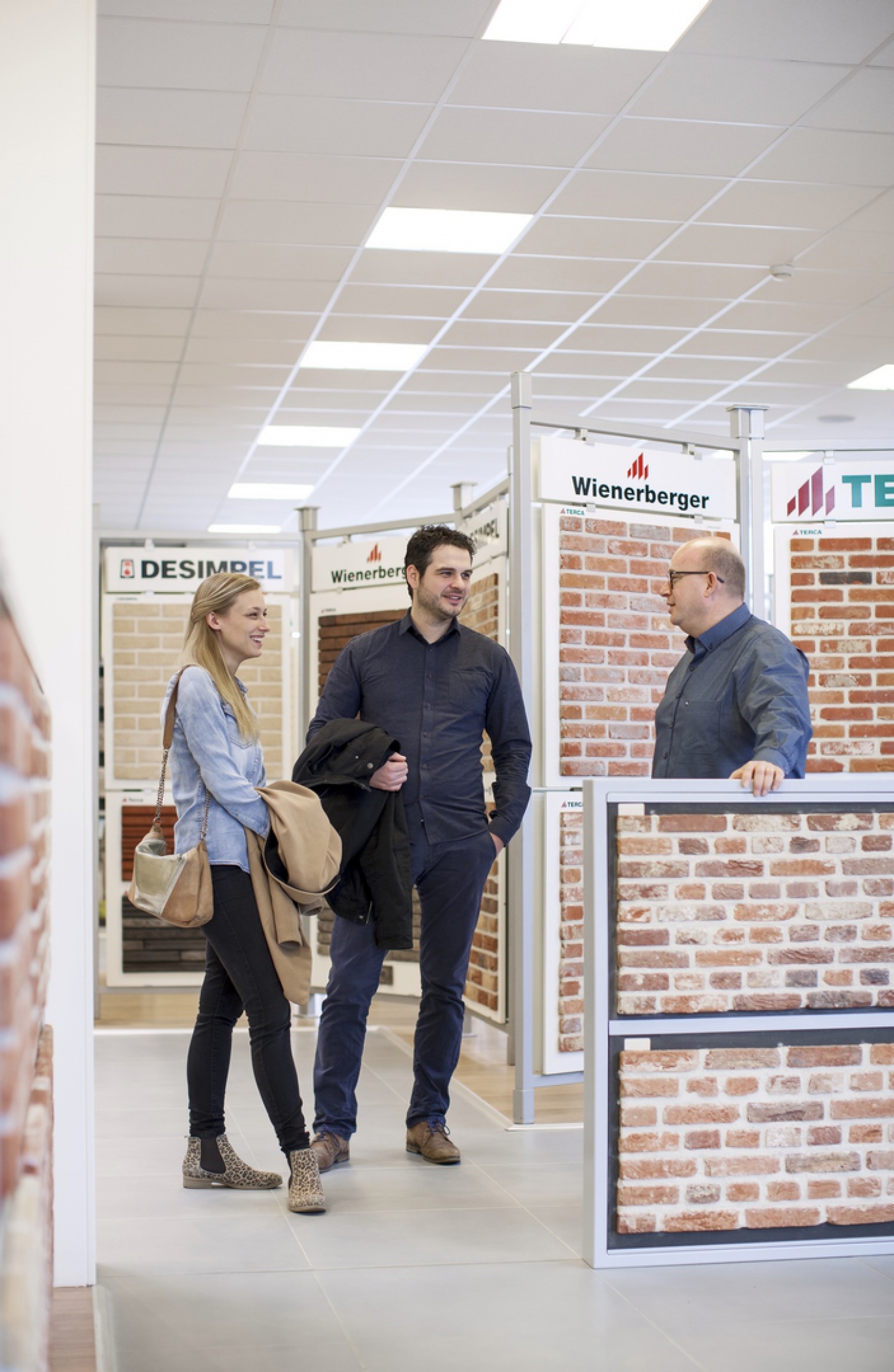 Een expert van Wijckmans helpt in de toonzaal bij de keuze van de perfecte baksteen.