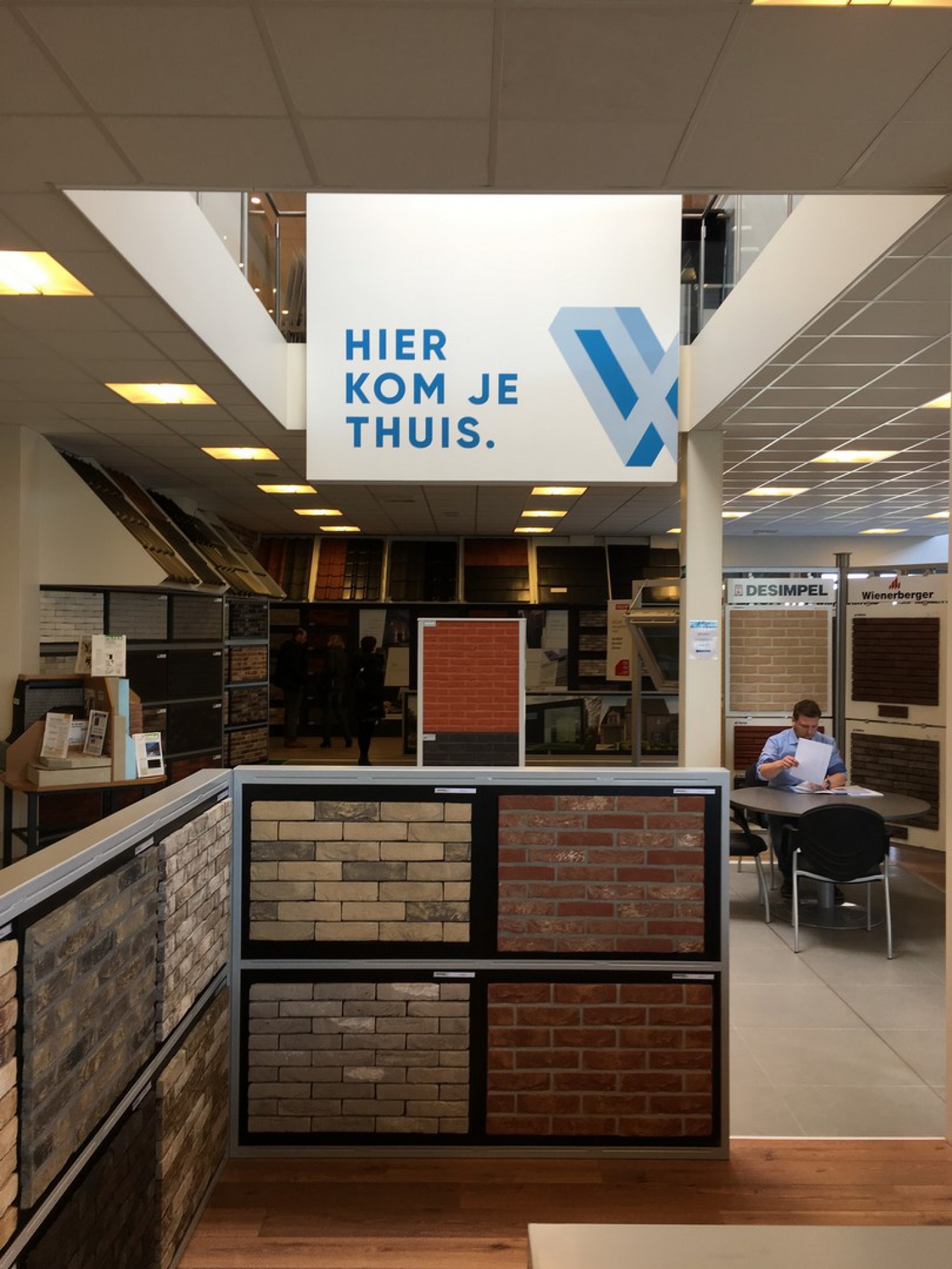 Verschillende voorbeelden voor een gevelrenovatie met steenstrips in de toonzaal van Wijckmans.