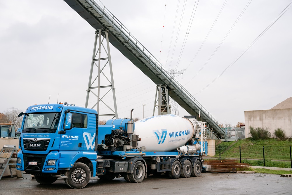 Een vrachtwagen van Wijckmans met beton uit eigen centrale.
